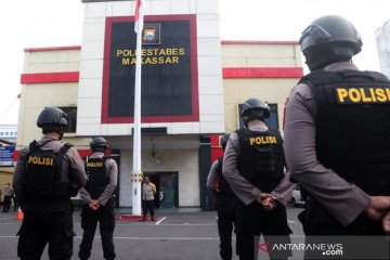 Polisi pantau kesehatan tiga pembawa paksa jenazah COVID-19