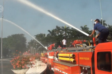 Jelang pembukaan, 115 wahana TMII disemprot disinfektan