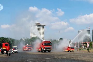 Penyemprotan disinfektan di kawasan Monumen Nasional