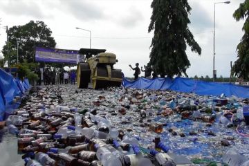 Ribuan botol miras selundupan senilai Rp7 miliar dimusnahkan
