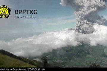 Merapi meletus, semburkan abu vulkanik di 8 kecamatan