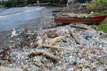 Sampah plastik cemari pantai di Aceh Barat