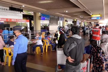 Antrean panjang penumpang di Bandara Hang Nadim