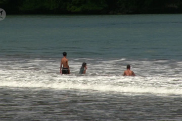 Pantai Pangandaran sementara beroperasi hanya untuk warga Jabar