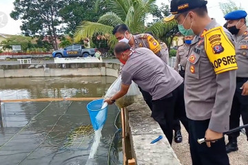 Polres Kapuas lepas 1500 bibit ikan