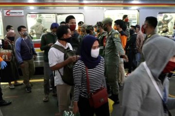 Penumpang KRL di Bogor jalani tes cepat COVID-19