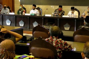 Memutus rantai penularan covid-19 dari kalangan pedagang dan santri