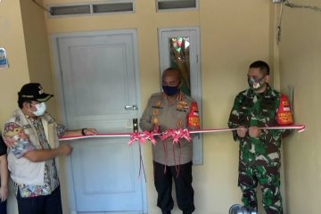 TNI Polri bantu warga bedah rumah dan bangun dapur umum