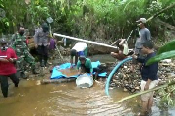 Mendulang emas di Sungai Landaka Kabupaten Kolaka