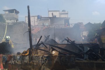 Sembilan bangunan semi permanen terbakar di Jakarta Timur