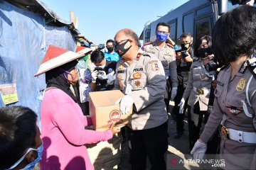 Polri salurkan paket sembako pada pemulung di TPST Bantul