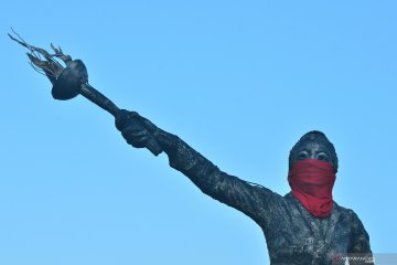 Patung RA Kartini dipasangi masker