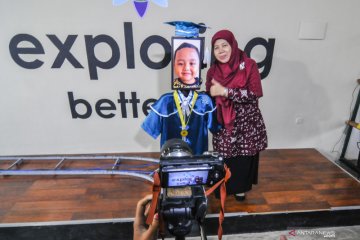 Wisuda menggunakan teknologi robot