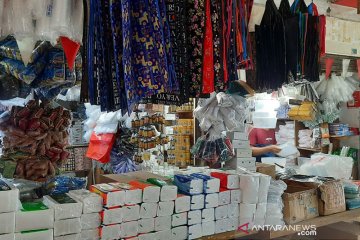 Pedagang dan pembeli Pasar Tebet Timur masih gunakan kantong plastik