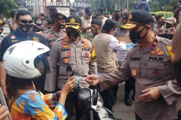 Polda Jatim bagikan 100 ribu masker ke pengendara di Sidoarjo