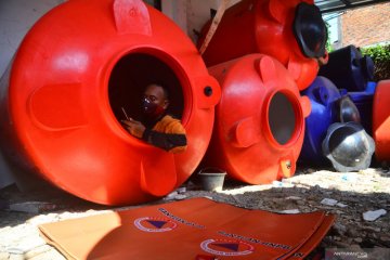 Relawan BPBD isolasi diri di tangki air