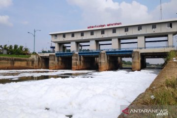 Warga bantaran keluhkan limbah BKT yang beterbangan