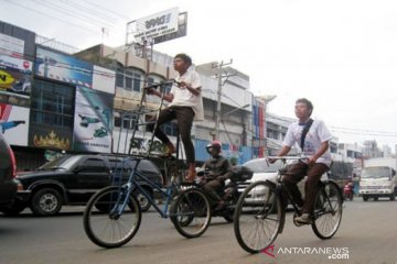 Jalur khusus sepeda di Bandarlampung disemprot disinfektan