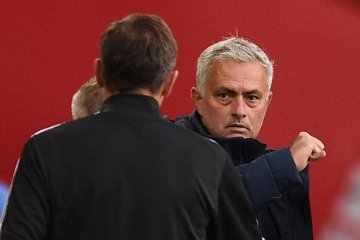 Jose Mourinho akui rela langgar social-distancing demi Carlo Ancelotti