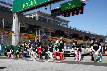 Perangi rasisme, Hamilton dan para pebalap F1 berlutut di GP Austria
