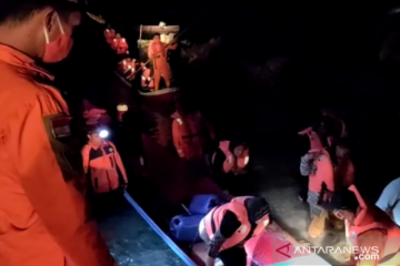 Basarnas evakuasi 21 orang penumpang kapal tenggelam di Wakatobi