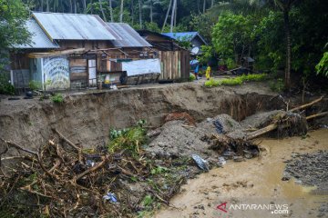 Permukiman terancam ambruk karena abrasi sungai