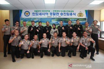 Perwira Kepolisian Indonesia terima kenaikan pangkat di Korea Selatan