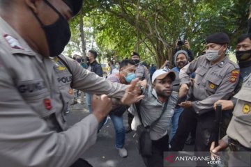 UNJUK RASA MAHASISWA PAPUA DIBUBARKAN POLISI