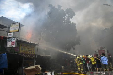 Api hanguskan 40 toko di Manggarai