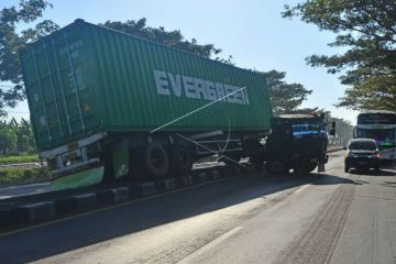 Kecelakaan tunggal truk kontainer