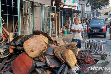 Rumah Ketua RT dan RW di Jalan Minangkabau ikut terbakar