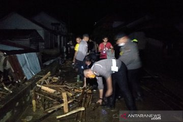 Jembatan di Entikong putus akibat banjir bandang