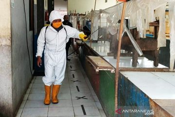 Putus COVID-19, pasar tradisional Kota Tangerang disemprot disinfektan