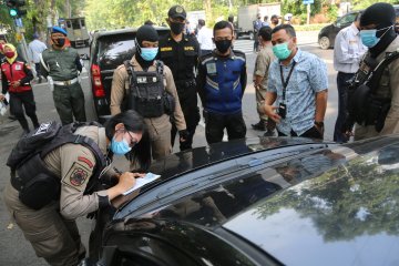 Petugas gabungan di Surabaya gelar operasi moda transportasi darat
