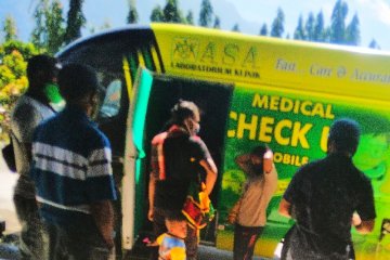 Pemeriksaan Kesehatan Penumpang Di Bandara Sentani Jayapura