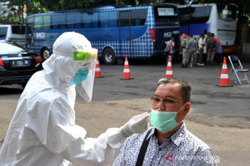 Penumpang bus jalani tes usap di terminal Baranangsiang