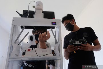 Uji coba robot pembantu penanganan COVID-19