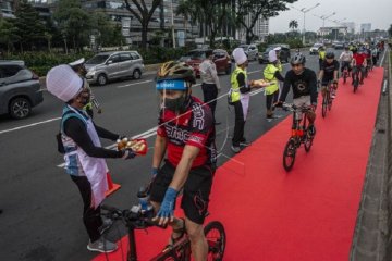 Aksi simpatik bike to work Indonesia