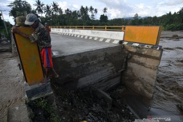 Jembatan rusak akibat banjir