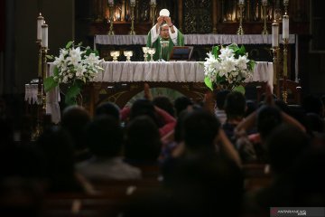 Gereja Katedral Jakarta kembali adakan misa dengan partisipasi jemaat secara langsung