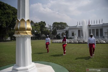 Simulasi pengibaran bendera Peringatan HUT ke-75 RI