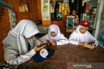 Riau izinkan sekolah lakukan kegiatan belajar mengajar via daring