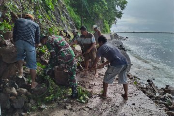 TNI-Polri dan warga Marore bersihkan material longsor di jalan