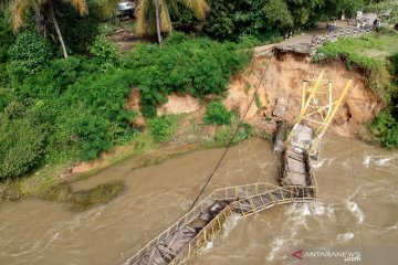 Jembatan gantung putus di Bone Bolango