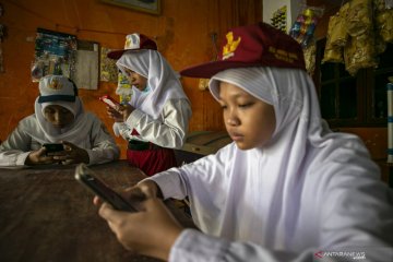 Hari pertama sekolah secara daring di Batam