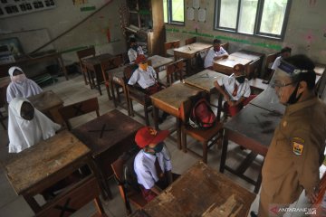 Pariaman hentikan lagi kegiatan sekolah setelah dua guru kena corona