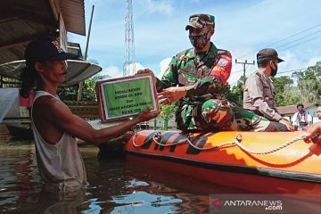 Korem 121/Abw dan Persit beri bantuan korban banjir di Jelai Hulu