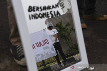 Aksi gerakan #BersihkanIndonesia di depan kompleks parlemen