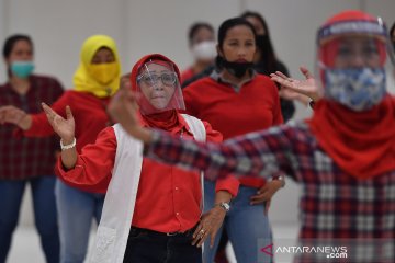 Senam lantai normal baru di Surabaya