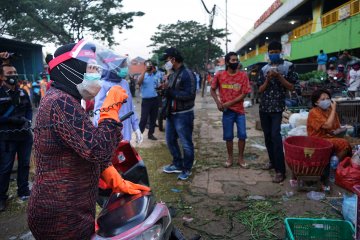 Wali Kota Surabaya pimpin operasi masker di Pasar Keputran